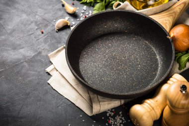 Yemek pişirme arka planı siyah masada.