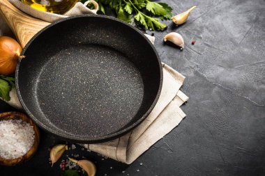 Yemek pişirme arka planı siyah masada.