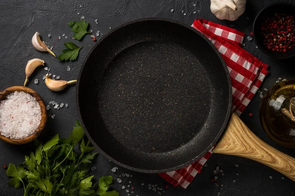 Yemek pişirme arka planı siyah masada.