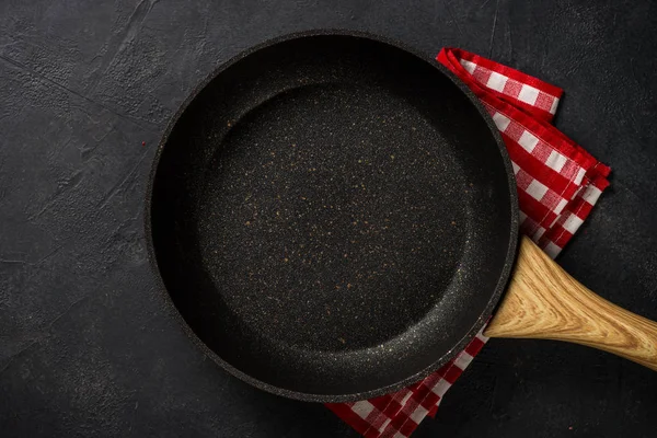 Pfanne oder Pfanne auf schwarzem Tisch. — Stockfoto