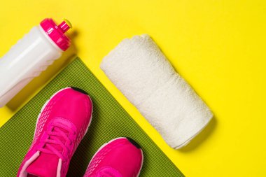 Fitness ekipmanları renk arkaplan üzerine düz resim yatıyordu.