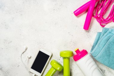 Fitness ekipmanları beyaz arkaplanda düz görüntü yatıyordu.