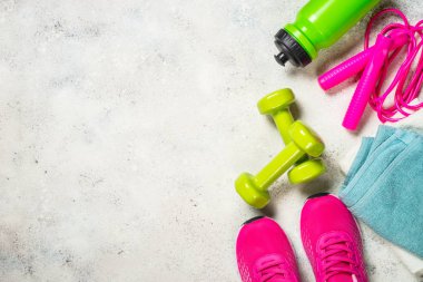 Fitness ekipmanları beyaz arkaplanda düz görüntü yatıyordu.