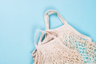 Renk arkaplanında sıfır atık alışverişi için ağ torbası.