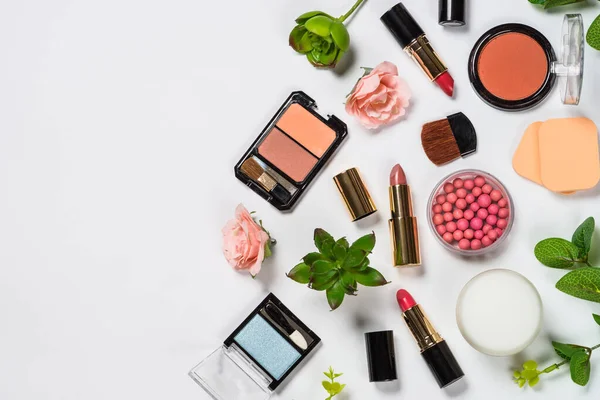 Make-up professionele cosmetica op wit. — Stockfoto