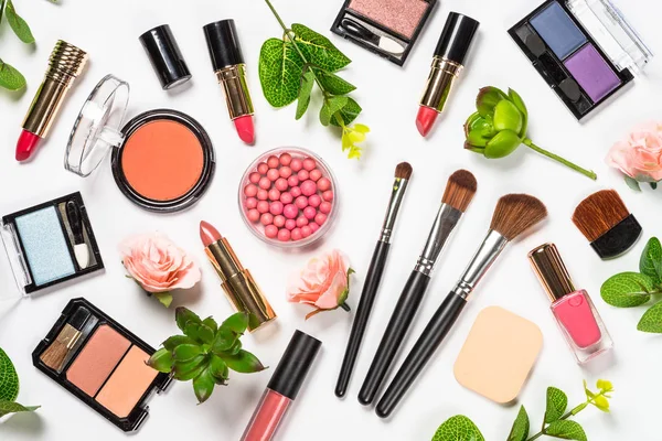 Makeup professionell kosmetika på vitt. — Stockfoto