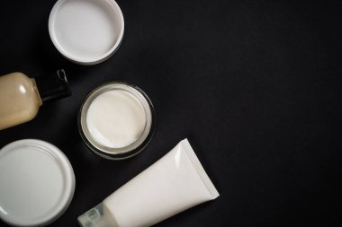 Siyah arkaplanda doğal kozmetik ürünler.