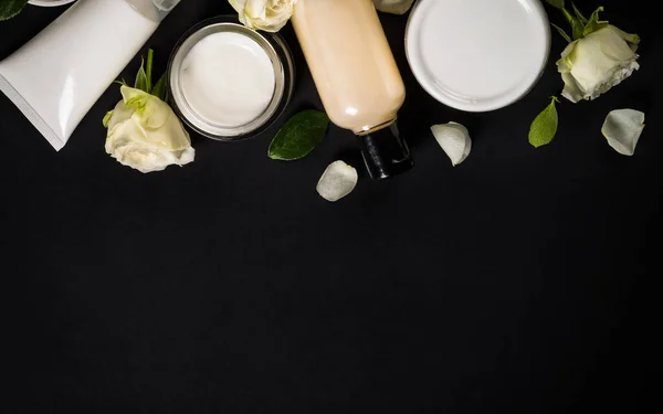 Natuurlijke cosmetica met rozenolie. — Stockfoto