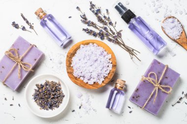 Beyaz üst görünümünde lavanta kozmetik.