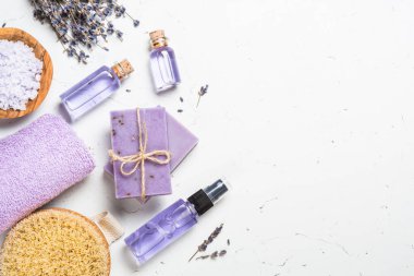 Beyaz üst görünümünde lavanta kozmetik.