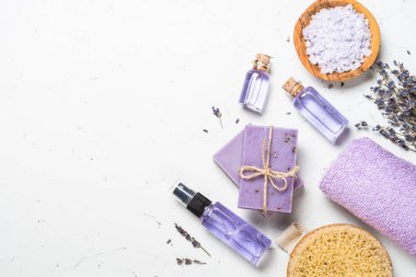 Beyaz üst görünümünde lavanta kozmetik.