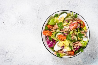Yeşil yapraklı ton balığı salatası, yumurta ve sebze..