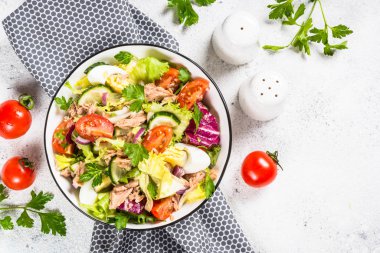 Yeşil yapraklı ton balığı salatası, yumurta ve sebze..