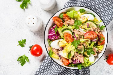 Yeşil yapraklı ton balığı salatası, yumurta ve sebze..