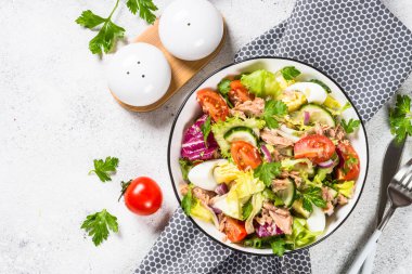 Yeşil yapraklı ton balığı salatası, yumurta ve sebze..