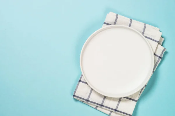 Table setting with white plate and cutlery on blue. — Stock Photo, Image