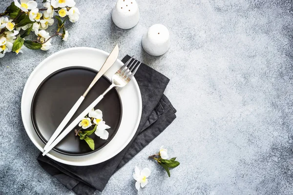 Ajuste de mesa de primavera con placa y vista superior flor . — Foto de Stock