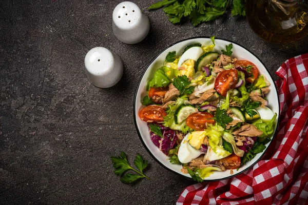 Salada de atum com folhas verdes, ovos e legumes. — Fotografia de Stock