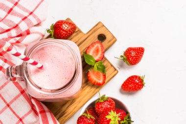 Mason kavanozda Çilek milkshake veya smoothie.