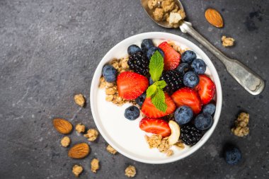 Taze çilek ile Yunan yoğurt granola .