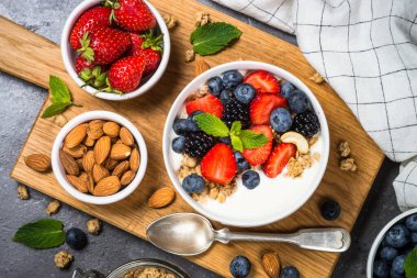 Taze çilek ile Yunan yoğurt granola .