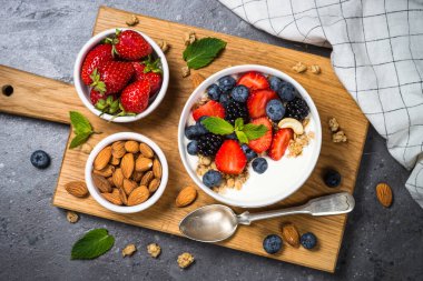 Taze çilek ile Yunan yoğurt granola .