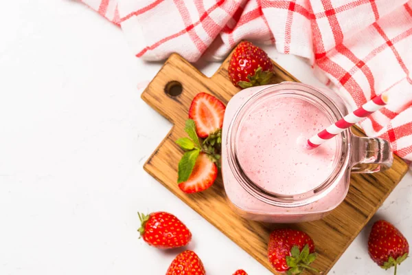 Erdbeer-Milchshake oder Smoothie im Einmachglas. — Stockfoto