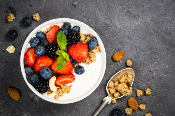 Granola de yogur griego con bayas frescas  . —  Fotos de Stock