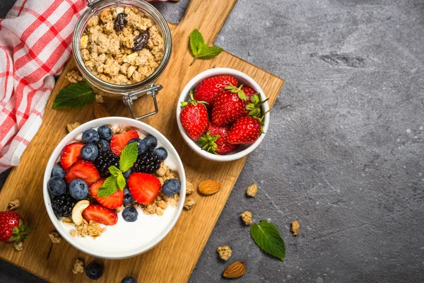 Griechischer Joghurt Müsli mit frischen Beeren . — Stockfoto