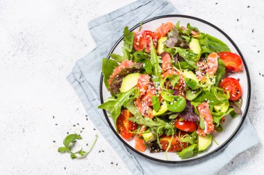 Beyaz üst görünümünde somon salatası.