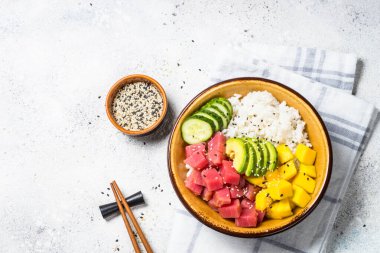 Ton balığı kasesi beyaz masada..