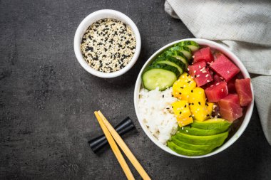 Siyah arka plan üst görünümünde tuna poke kase.