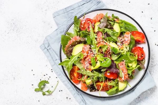 Insalata di salmone su vista dall'alto bianca . — Foto Stock