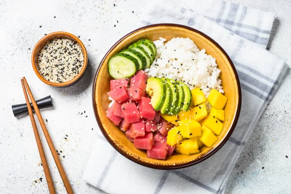 Poke bowl thon sur table blanche . — Photo