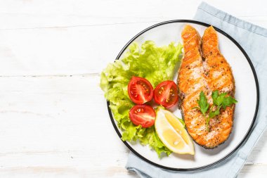 Beyaz ızgara somon balığı bifteği..