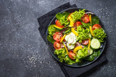 Siyah taze sebze salatası.