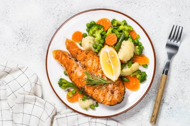 Beyaz sebze ile ızgara somon balık biftek.