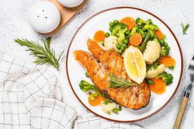 Beyaz sebze ile ızgara somon balık biftek.