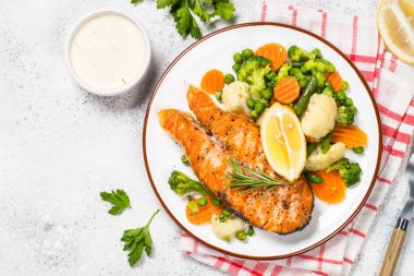 Beyaz sebze ile ızgara somon balık biftek.