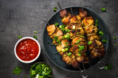 Siyah üst görünümde otlar ile ızgara et.