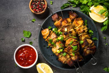 Siyah üst görünümde otlar ile ızgara et.