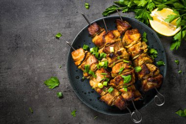 Siyah üst görünümde otlar ile ızgara et.