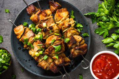 Siyah üst görünümde otlar ile ızgara et.