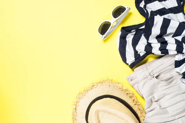 Conjunto de pano de verão mulher - chapéu, top, shorts e óculos de sol em amarelo — Fotografia de Stock