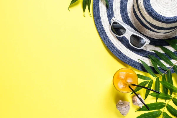 Summer travel vacation concept. Striped hat and sunglasses on yellow. — Stock Photo, Image