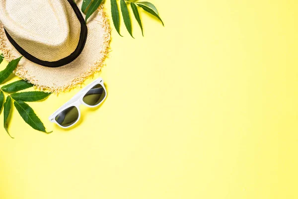 Summer hat and sunglasses on yellow top view. — Stock Photo, Image