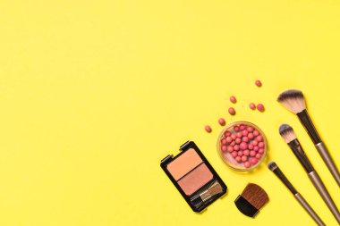 Profesyonel makyaj için yüz pudrası ve fırçası.