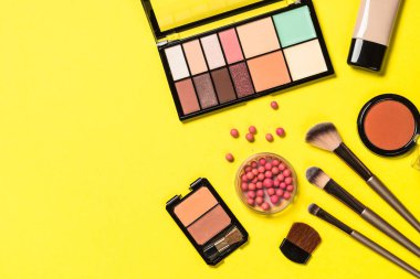 Renk arka planında profesyonel makyaj malzemesi.