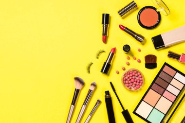 Renk arka planında profesyonel makyaj malzemesi.