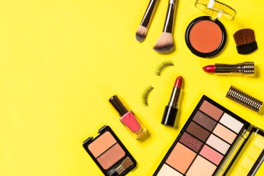 Renk arka planında profesyonel makyaj malzemesi.
